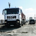 BULGARII NE PUN LA ZID: Partea românească a podului Giurgiu-Ruse, plină de gropi enorme