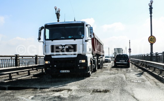 BULGARII NE PUN LA ZID: Partea românească a podului Giurgiu-Ruse, plină de gropi enorme