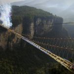 China continuă să construiască poduri de sticlă