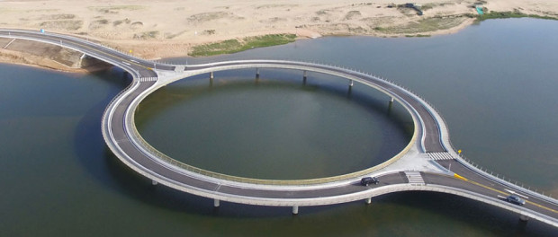 Podul circular din Laguna Garzón, Uruguay, construit special pentru a putea admira peisajul