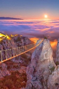 Podurile pe franghii de la Muntele Ai-Petri din Crimeea