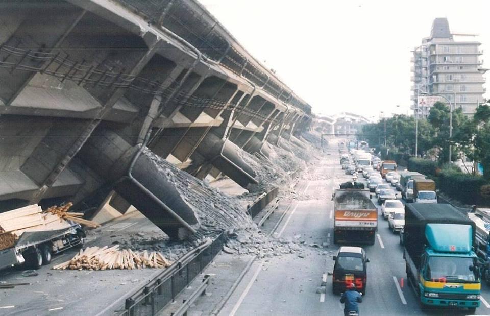 pod cazut in cutremurul din 1995 din Kobe, Japonia