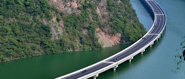 S-a realizat în China: Autostradă de 10 km construită deasupra apei… Cât a costat impresionantul proiect? Galerie foto