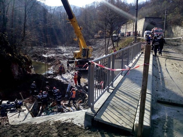 Accident mortal în Hunedoara. Un mal de pământ s-a surpat peste trei muncitori care lucrau la un pod de cale ferată