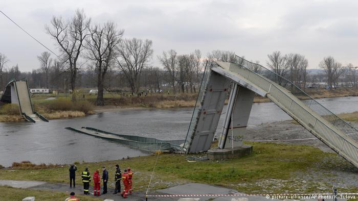 Pod pietonal din Praga prabusit: patru persoane au ajuns la spital