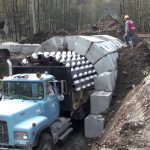 Priviţi cum cu ajutorul acestui camion se poate construi un tunel în timp record