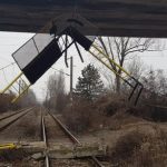 Incident grav. O bucată de beton dintr-un pod uzat – de pe centura Ploieştiului – a căzut pe calea ferată | FOTO